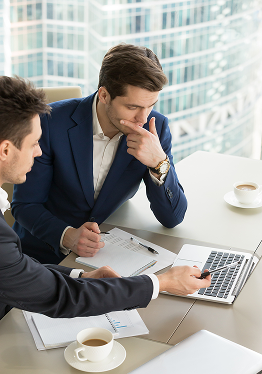 Professionelles Team bei strategischer Planung und Diskussion